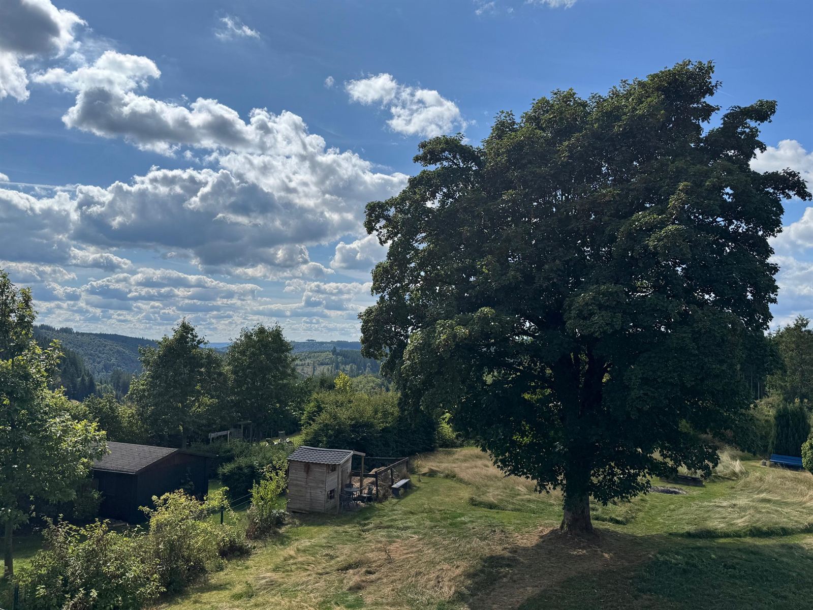 Sommerlicher Blick über den Garten des Haus Astenalm auf das Panorama des Rothaargebirges