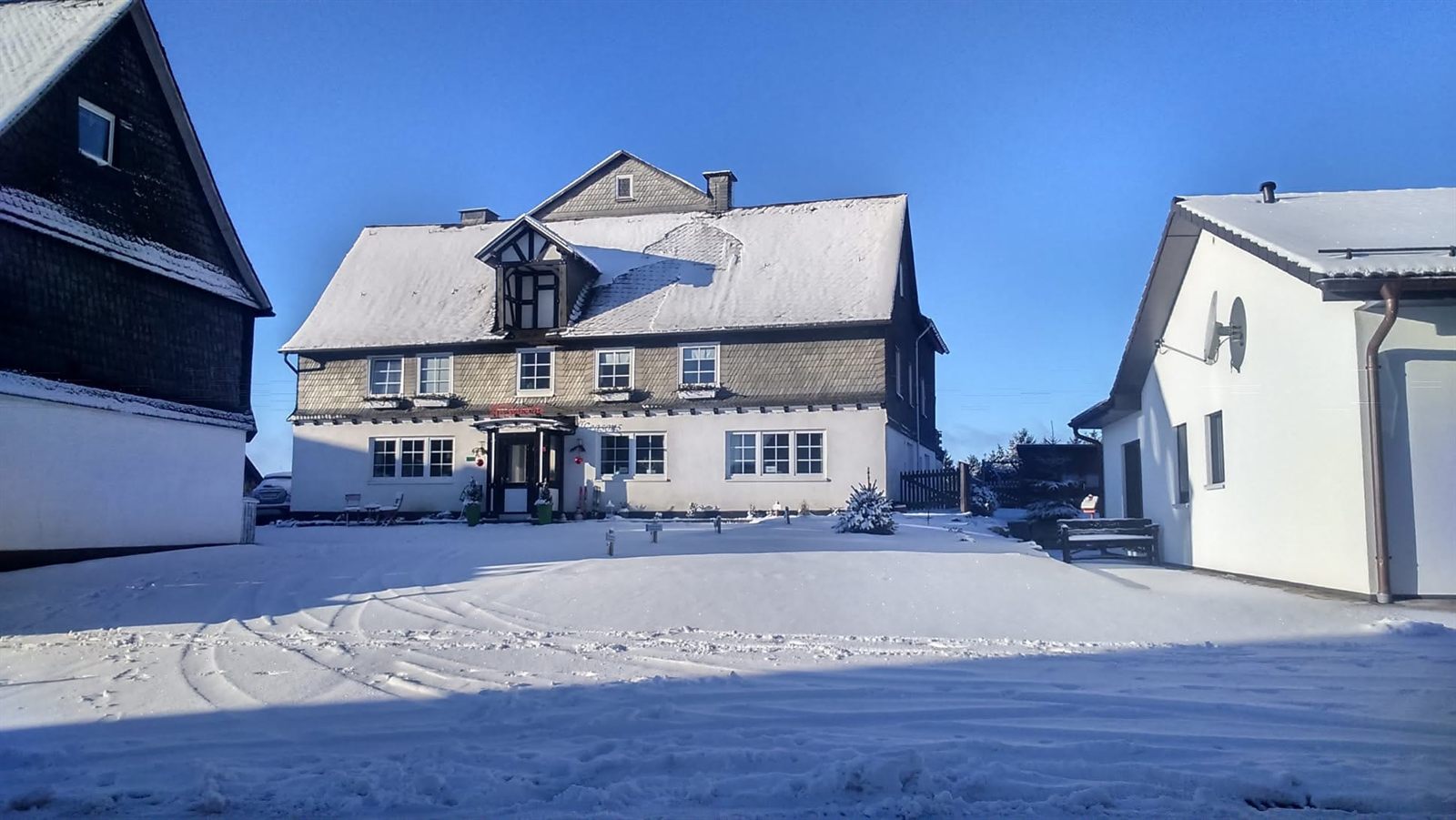 Haus Astenalm im Winter unter einer dicken Schneedecke
