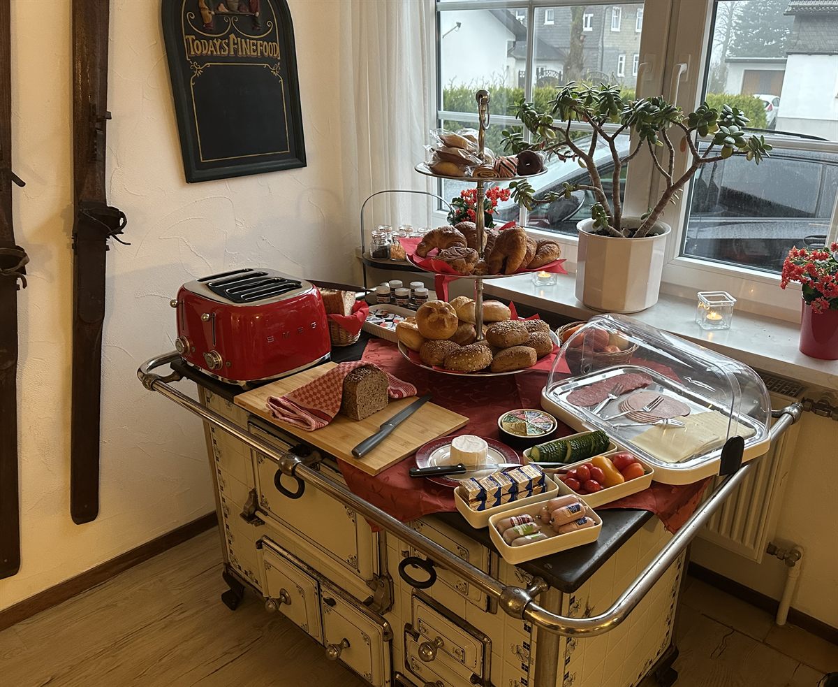 Frühstücksbuffet mit frischen Brötchen und Croissants im Haus Astenalm