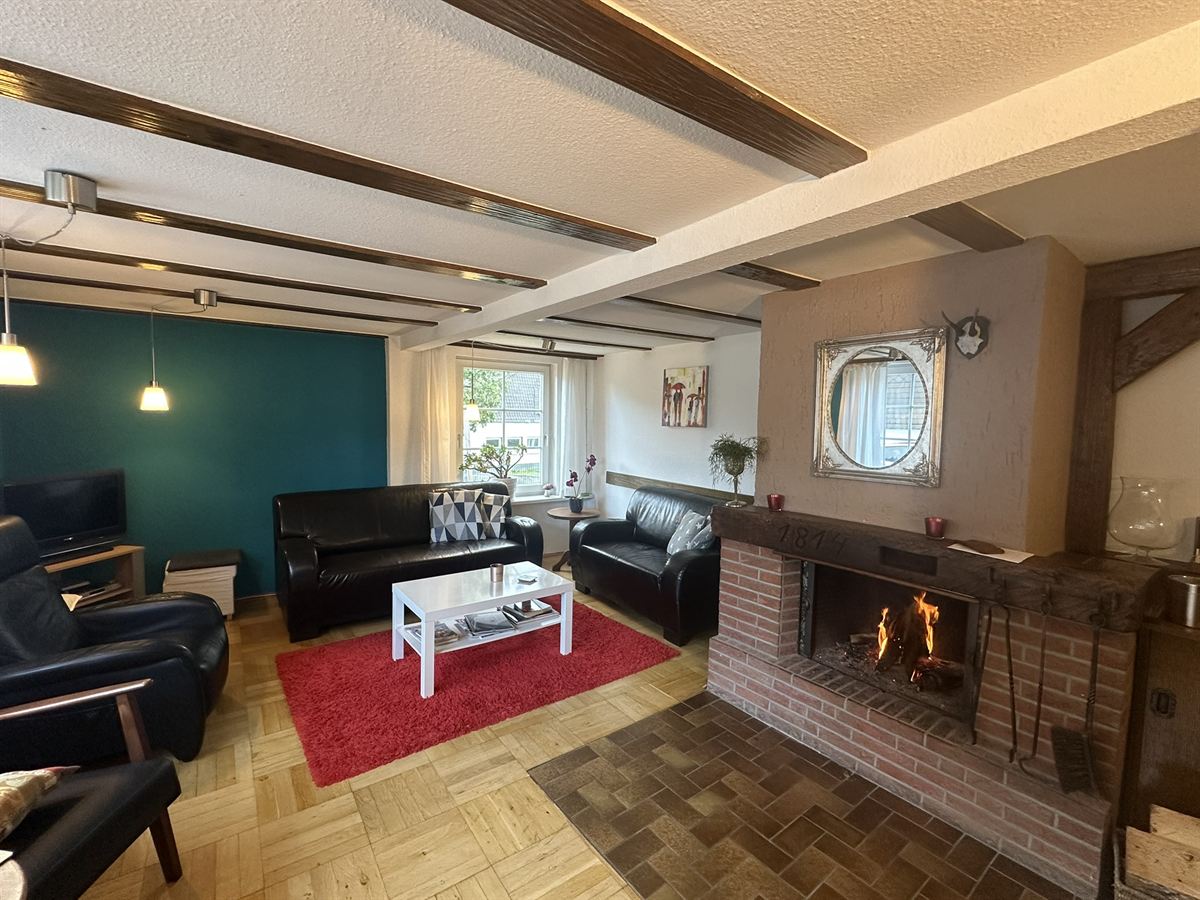 Wohnzimmer mit Kamin im Haus Astenalm